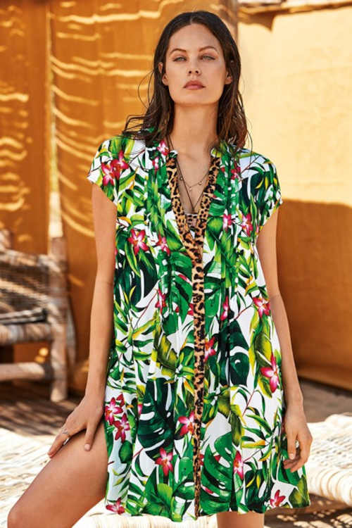 Moderní plážové šaty v pestré barvě s květinovým vzorem