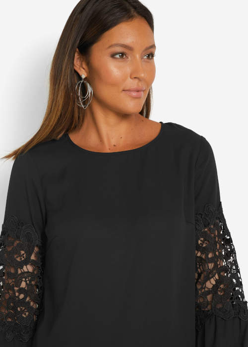 Černé dámské tričko s dekorativní krajkou na rukávech